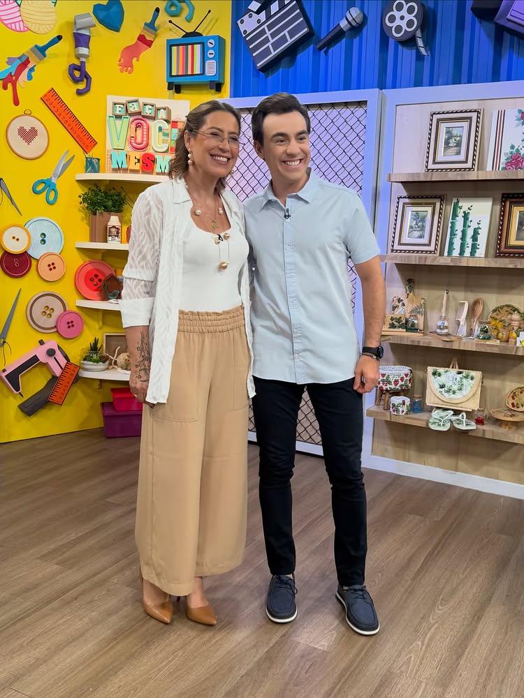 Silvia Dotti e Rogerinho no cenário do programa Faça Você Mesmo, da TV Aparecida.