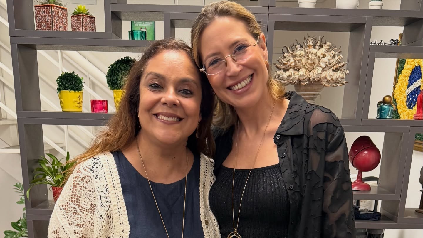 Silvia Dotti e Lili, do programa Arte que Faz, após uma participação dedicada à arte com resina.