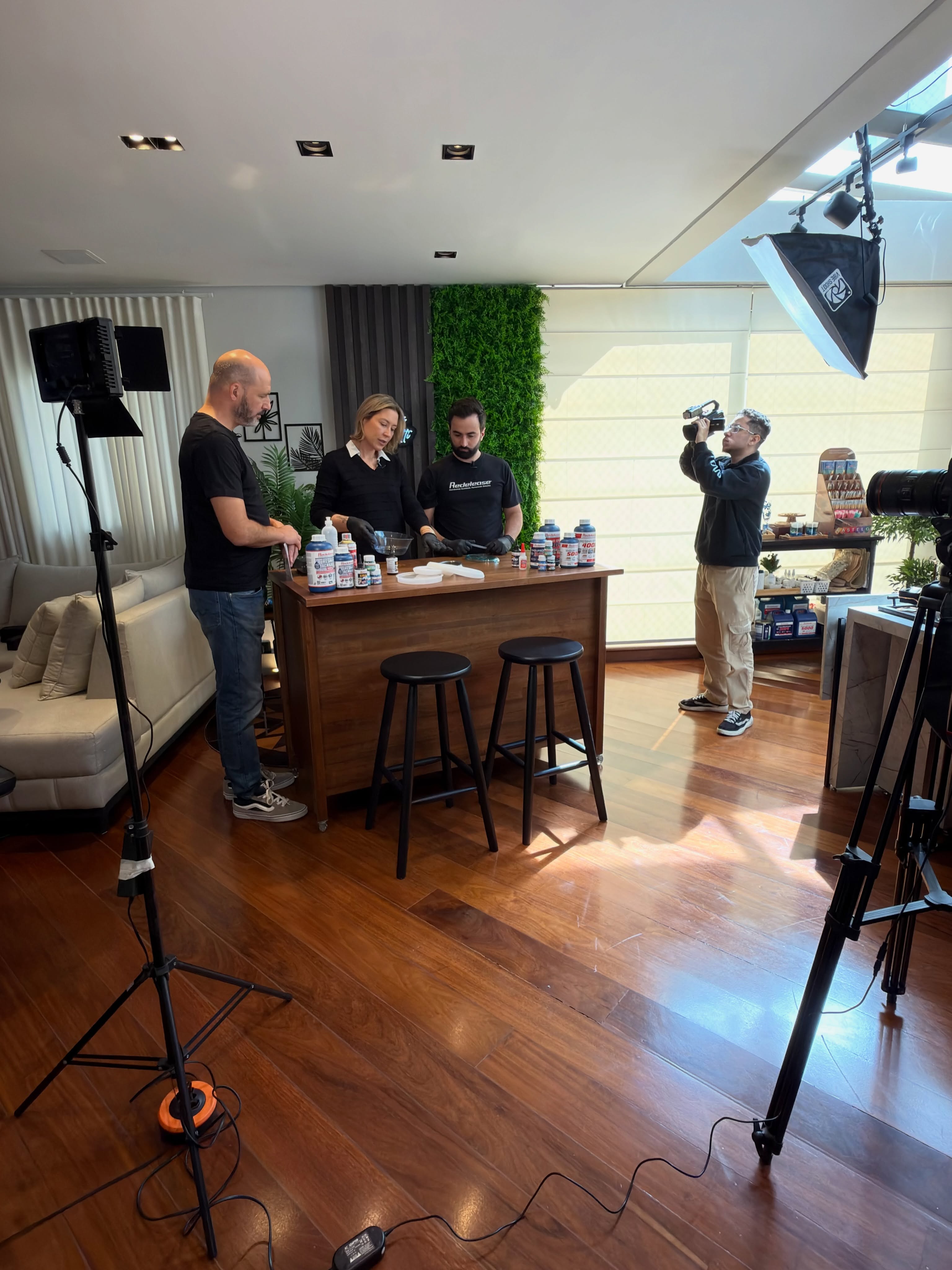 Bastidores de uma gravação com Silvia Dotti e a equipe do Ateliê na TV.
