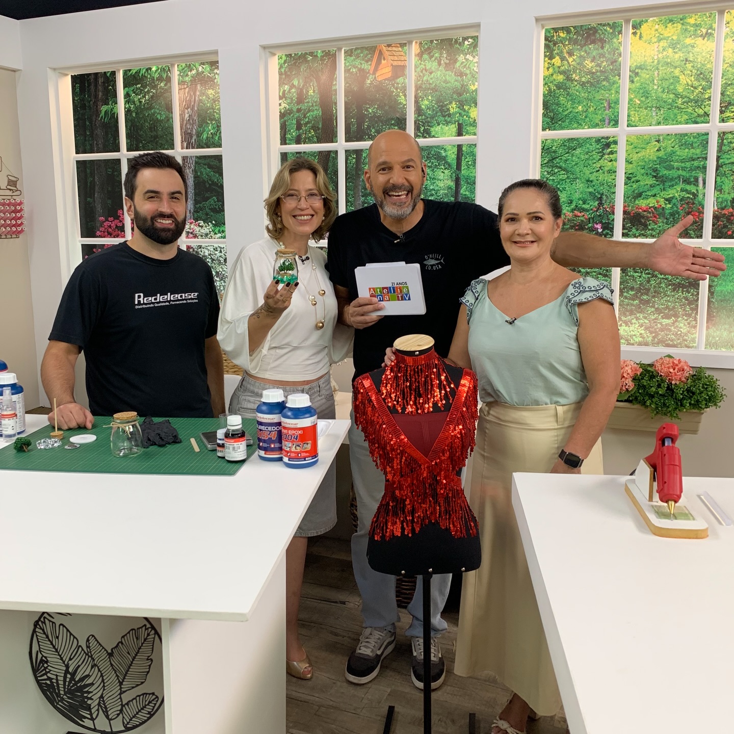 Silvia Dotti com Bedu, da Redelease, e a equipe do Ateliê na TV.